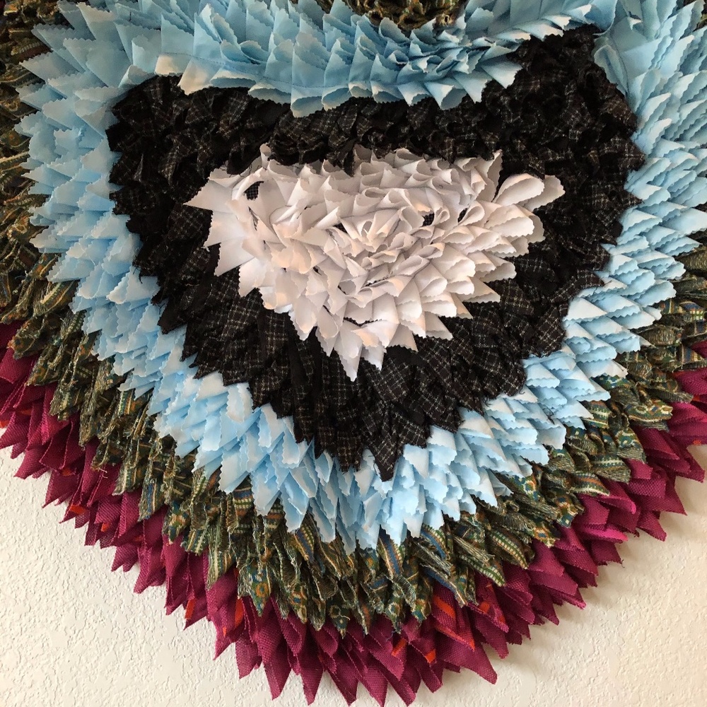 Amish Handmade Heart Shaped Rag Rug ~ Wall Decor - Picture 4 of 9